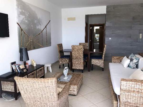 VC027-Living-dining area